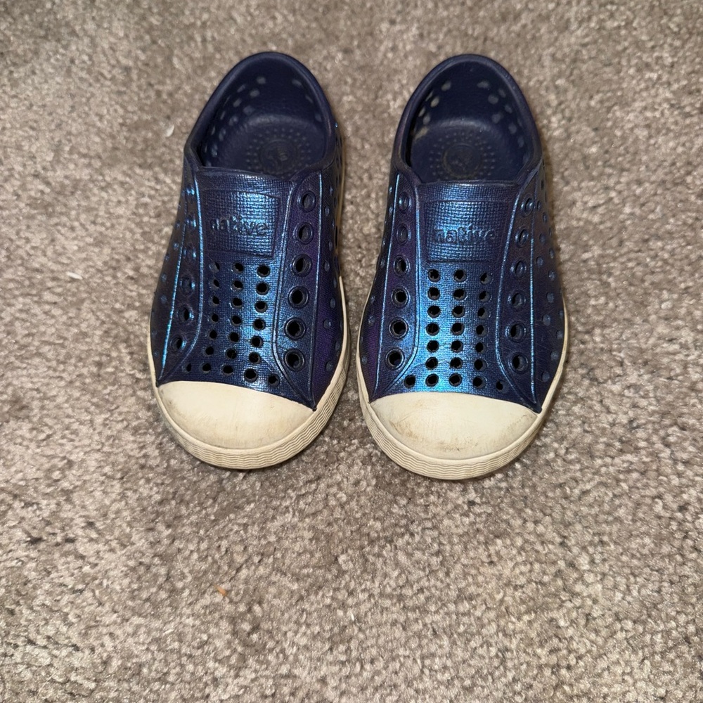Native Jefferson Shimmer Navy Blue Kids Shoes size 5